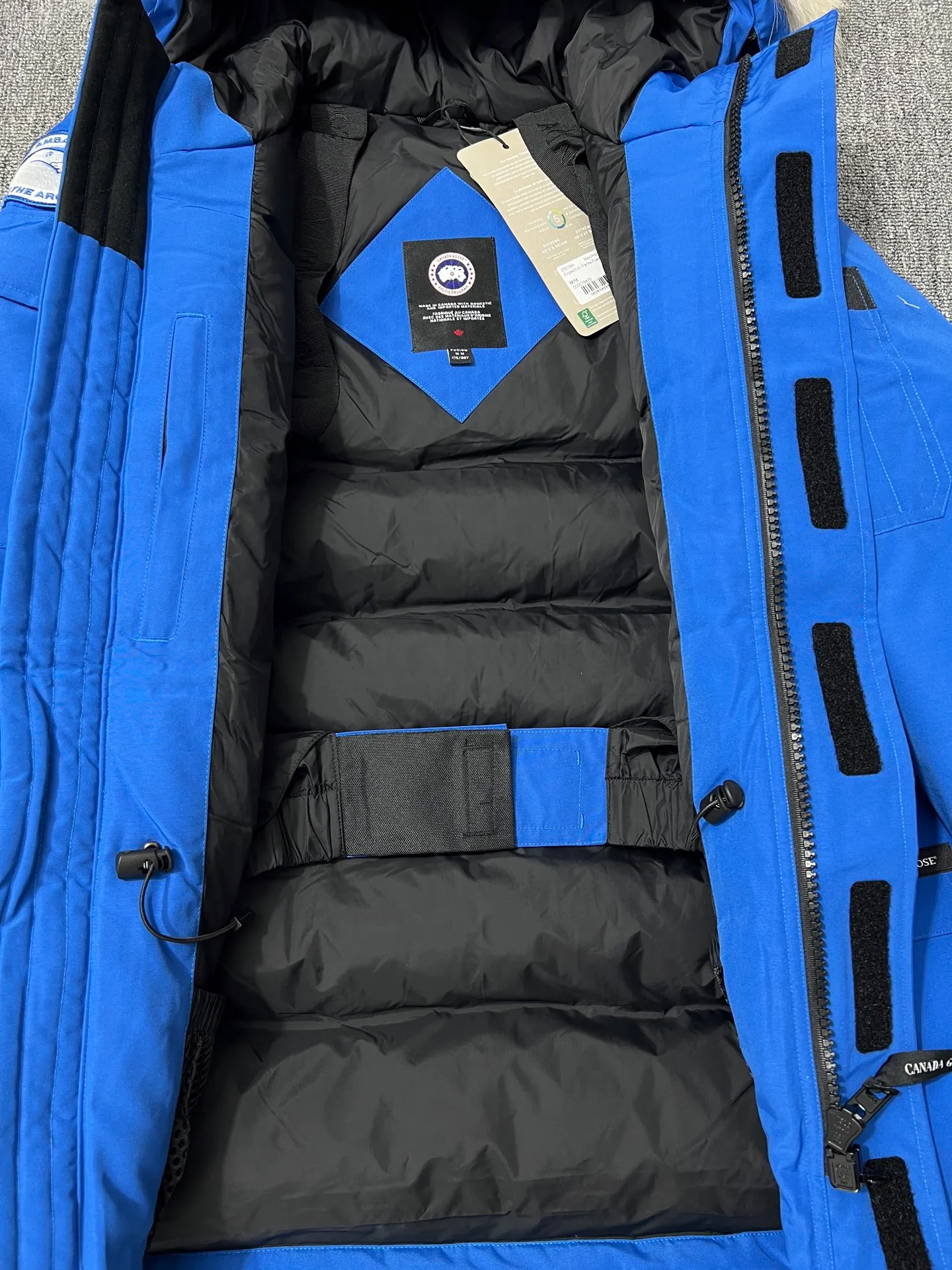 P780 🆕 Top original version, supports chip sensor with handbag 𝗖𝗮𝗻𝗮𝗱𝗮 𝗚𝗼𝘀𝗲 / 🇨🇦 Canada Goose 08 Down Jacket ⚠️ Partners who have been cooperating with us in the past few years know that no matter what is produced outside, our pure genuine trading company ships ❗️ After the test of time, we have received rave reviews. You can compare the market products with us. If you are not satisfied, you can return it at will. You are also welcome to come to ZG to see it and then come to my home to buy‼  1⃣️ The filling is 80% white duck down, with a weight of 500g. Regarding the down content, you can feel it with your hands. Good down has no embarrassment and can be called a walking duvet! 2⃣️ The fabric is made of Feather-Light 10D waterproof coating fabric, which is made of 84.5 polyester fiber and 15.5 cotton. The surface is treated with a special Teflon protective coating produced by DuPont to prevent wind and splash water, and makes the clothing anti-pollution and long-lasting new features! 3⃣️ One-piece seamless cuffs, 13cm official length, all seals are stamped, and all the inner liner is hemmed. The overcoat means sewing all the inner liner once. On the one hand, it is to prevent the velvet from running off, and on the other hand, it can keep the stiffness of the clothes! 4⃣️ Original Yoshida Kogyo Kabushikigaisha zipper, top-grade zinc alloy electroplated zipper with the highest specifications, using precise Japanese craftsmanship, raw materials and management methods. Each zipper can withstand 100,000+ openings and closings 5⃣️ The detachable fur collar is made of top-grade imported wolf fur, which is not comparable to the loose and soft raccoon fur and fake fur on the market. It is a natural Siberian coyote fur collar. The delicate and strong feel is the sense of life that comes from the erosion of wind and frost in nature. 6⃣️ Main logo double-thread 9-needle locking stranded embroidery, electronic digital automatic embroidery, maple leaves with sharp edges. Size: XS-XXL Color: black, off-white, graphite gray, sapphire blue Dark Blue Pink Azure Graphite Gray Black Label Shoulder Width Chest Sleeve Length Clothes Length Recommended Weight kg 67 87 80-90 2XL 58 136 69 89 90-105
